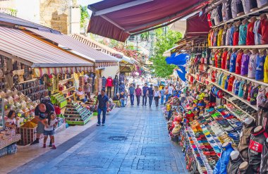 Antalya, Türkiye - 11 Mayıs 2017: Liman yanındaki üç aylık dönemler üzerinde 11 Mayıs Antalya beach giysi, Türk pamuk, baharatlar, el sanatları ve Hediyelik eşya sunan eski Çarşı Mağazaları ile meşgul.