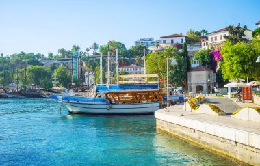 Antalya, Türkiye - 11 Mayıs 2017: Liman yat ve Turizm kalyon, yeşillikler, ortaçağ mimarisi ve 11 Mayıs Antalya sahil kafe bir görünüm ile keyifli dolaşmak.