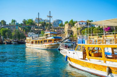 Antalya, Türkiye - 11 Mayıs 2017: Ahşap Yelkenli gemi ve korsan kalyon üzerinde 11 Mayıs Antalya resort, Ortaçağ marina bir yolculuk yapmak turist çekmek.
