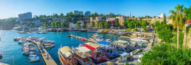 Antalya, Türkiye - 11 Mayıs 2017: Panorama Marina zevk tekneler, Ortaçağ surları ve yeşillikler kıyısındaki 11 Mayıs Antalya çevresinde.