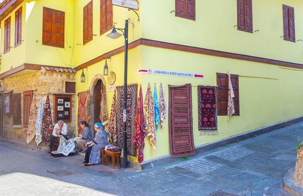 Antalya Turkey May 2017 Carpet Store Old Townhouse Embroidered Tablecloths — Stock Photo, Image