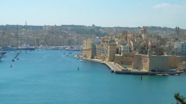 Floriana, Herbert Ganado bahçelerde bakış açısı Teras görünümü Valletta Grand Harbour üzerinde Senglea pitoresk Ortaçağ şehir ve Vittoriosa Marina yat ve tekne, Malta ile açılır.