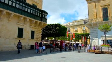 Valletta, Malta - 17 Haziran 2018:, büyük usta bir köşesinde ile St George Square ile Cumhuriyet Meydanı arasındaki geçidinde dar Palace ve arka plan üzerinde çok sayıda açık hava kafeleri 17 Haziran'da Valletta. 