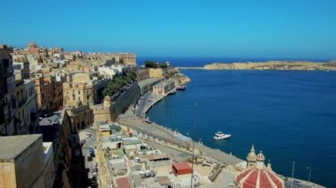 St Peter ve Paul Bastion, Malta, en üst düzeyde bulunan bakış açısı Üst Barrakka bahçelerde, Valletta tarihi üç aylık görünüm.