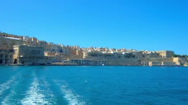 Ön plan, Malta Valletta Grand Harbour Ortaçağ surları ve burçları, tarihi konaklar, kilise manzaralı ve taş ocağı Wharf boyunca üç şehirler için keyifli yolculuk.