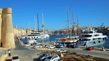 Birgu, Malta - 17 Haziran 2018: Xatt Il-Eşzamanla sahil mesire Ortaçağ foortified City Fort Saint Angelo ve yatlar 17 Haziran'da Birgu içinde Vittoriosa Marina manzaralı.