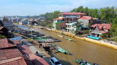 Nyaungshwe, Myanmar - 19 Şubat 2018: Kanal, boyunca demirlemiş veya Inle Gölü ' 19 Şubat Nyaungshwe içinde yüzen kayaklarının, dolu bir görünüm ile turistik Köyü manzara.