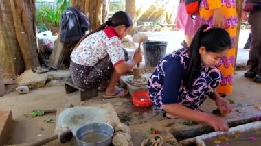 Pindaya, Myanmar - 19 Şubat 2018: Aile kağıt Atölyesi işçileri dut ağacı liflerinin 19 Şubat Pindaya yılında yapılan geleneksel Shan kağıt üretim süreci göstermek.
