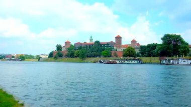 Yeşil Bahçe, Krakow, Polonya tarafından çevrili pitoresk Wawel Kalesi manzaralı Vistula Nehri boyunca neşeli yürüyüş.