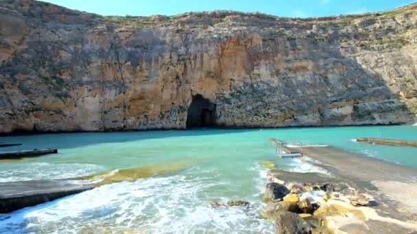 Mar Interior Dwejra Con Altos Acantilados Costas Rocosas Diminuta Playa — Vídeos de Stock