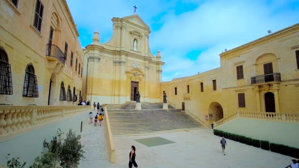 维多利亚 马耳他 2018年6月15日 大教堂正方形在 Cittadella 卡斯特罗 拉巴特以看法中世纪假定大教堂并且石豪宅从它的双方 在6月15日在维多利亚 — 图库视频影像