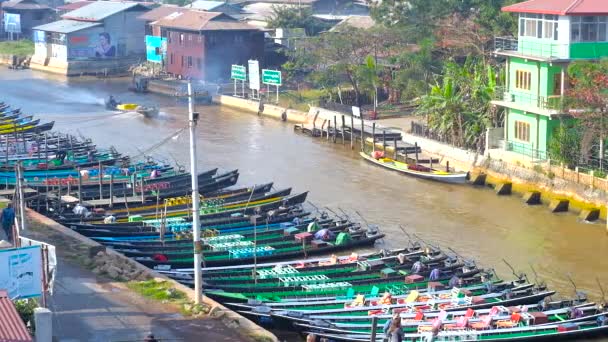 Nyaungshwe Myanmar Februari 2018 Oude Houten Kajaks Dichtbevolkte Zijn Afgemeerd — Stockvideo