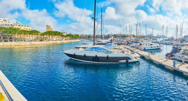 Valletta, Malta - 17 Haziran 2018: Marina ve Ortaçağ şehir duvarları lüks yat, 17 Haziran'da Valletta üst güverteden gemilerde görünümü.