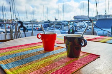 Sabah fincan çay ile çok sayıda yelken Valletta marina manzaralı arka planda, Malta Yatlar.