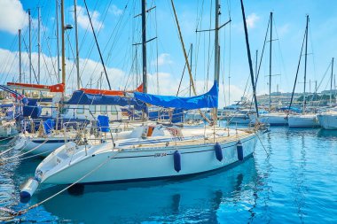 Valletta, Malta - 17 Haziran 2018: Marina, 17 Haziran'da Valletta demirli Yelkenli Yatlar yoğun satırları.