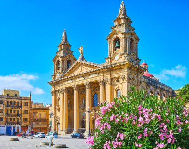 Floriana, Malta - 17 Haziran 2018: Neoklasik St Publius bucak oyulmuş taş ayrıntıları ve heykel üst, 17 Haziran'da Floriana süslenmiş Kilisesi,.
