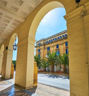 St Anne Caddesi - Floriana, Malta merkez konumunu uzanan yürüyüş gölgeli Arcade,.