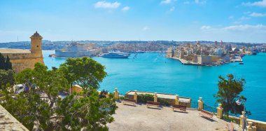 St Angelo kalede Birgu, Senglea, Herbert Ganado bahçeleri ve St Peter ve Paul Counterguard bakış açısı Teras sol tarafta, Malta Ortaçağ surları ile Valletta büyük Liman Panoraması.