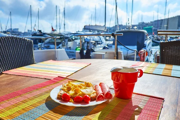 Petit Déjeuner Sandwich Thé Sur Yacht Avec Vue Sur Port — Photo