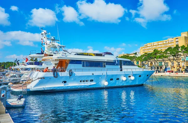Valletta Malta June 2018 Scenic White Yacht Moored Marina Valletta — Stock Photo, Image