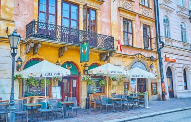 Krakow, Polonya - 11 Haziran 2018: Krakow eski kasaba üzerinde 11 Haziran Krakow kafeteryalar, barlar, restoranlar için her tat ve cep, çeşitlilik vardır.