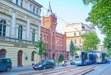 Krakow, Polonya - 11 Haziran 2018: Mavi tramvaylar ve eski itfaiye binası arka plan üzerinde 11 Haziran Krakow ile kentsel manzara.