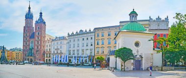 Krakow, Polonya - 11 Haziran 2018: Panorama Rynek Glowny (Ana Pazar Sqaure) kilise St. Wojciech ile ve yüksek Bazylica Mariacka (St Maria Cathedral), 11 Haziran Krakow güzel topluluğu.