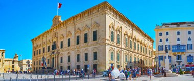 Valletta, Malta - 17 Haziran 2018: Castille yerde bulunan ve diğer tarihi yapılardır ve anıtlar, 17 Haziran'da Valletta çevrili Panorama Barok Auberge Castille konak,.