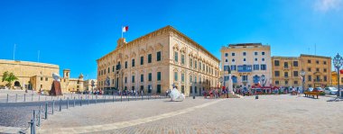 Valletta, Malta - 17 Haziran 2018: Castille Ensemble Meydanı eski St James Bastion, Auberge Castille konak, tarihi yapıların, George Borg Olivier ve geçici heykeller, 17 Haziran'da Valletta anıt duvarına ile.
