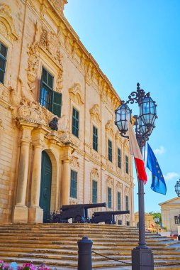 Auberge de Castille mansion, Valletta, Malta için Başbakanlık ofisi olarak hizmet veren ana girişi yükselen merdiven, Malta ve AB bayraklı vintage sokak lambasının.