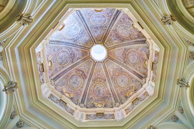 Valletta, Malta - 17 Haziran 2018: Mattia Preti'nın kubbe St Catherine İtalya kilise, 17 Haziran'da Valletta boyalı sıva ayrıntıları ile altın, gri renklerde dekore edilmiş.