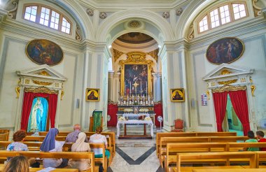 Valletta, Malta - 17 Haziran 2018: Dua hall, St Catherine Alexandria (İtalya)'ın kilise, kutsal kiþilerin resmi ile 17 Haziran'da Valletta Mattia Preti tarafından dekore edilmiş olan güzel sunak ile.