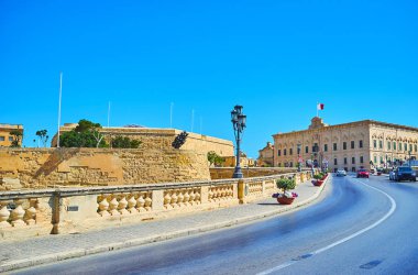 Tırmanış Girolamo Cassar yol St James bastion soldan manzaralı ve Auberge Castille mesafe, Valletta, Malta.