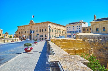 Valletta, Malta - 17 Haziran 2018: Ortaçağ Auberge Castille, 17 Haziran'da Valletta Başbakanlık ofisi hizmet veren Castille yere Girolamo Cassar yol boyunca tırmanış.