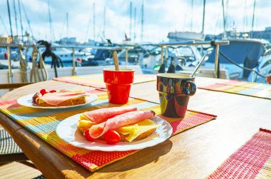 Malta Valletta marina manzaralı yat güvertede leziz kahvaltı.