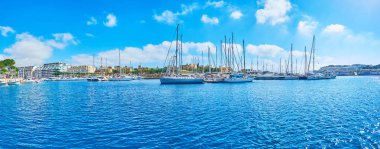 Çok sayıda Yelkenli Yatlar ve arka plan, Malta kıyısındaki şehir ile Ta'Xbiex marina Panoraması.