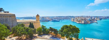 Birgu ve Senglea Grand Harbour mavi sularına küçük kule St Peter ve Paul counterguard üzerinde ön, Valletta, Malta ile çevrili, Ortaçağ müstahkem şehirler.