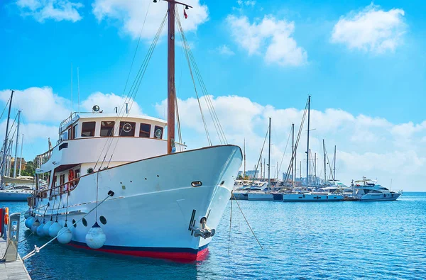 Den Glädjefull Promenaden Bland Segling Yachter Och Båtar Hamn Valletta — Stockfoto