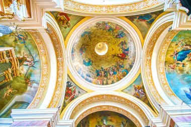 Krakow, Polonya - 11 Haziran 2018: cupolas üzerinde 11 Haziran Krakow Holy Bible, sahneleri tasvir boyalı kutsal Trinity Basilica tespih övünme güzel.