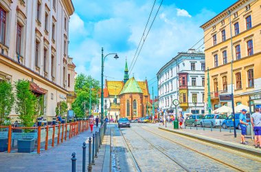 Krakow, Polonya - 11 Haziran 2018: Arka planda üzerinde 11 Haziran Krakow Krakow ile kilise St Francis Assisi orta kısmında kentsel sahne.