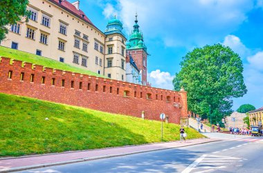 Krakow, Polonya - 11 Haziran 2018: Görünümü üzerinde güzel Wawel Kalesi sur ve ana merdivenlerde içinde 11 Haziran Krakow.