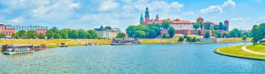 Arka plan, Krakow, Polonya üzerinde yüzen restoranlara ve Wawel Kalesi Vistula Nehri'nin yeşil banka Panoraması.