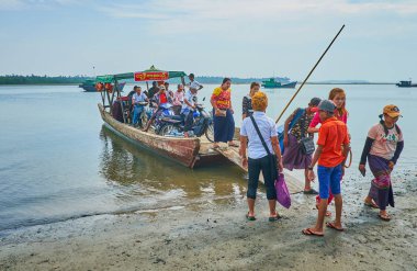 Chaung Tha, Myanmar - 28 Şubat 2018: Kalabalık Sal-Kangy nehri feribot 28 Şubat Chaung Tha içinde balık tutma köye geldi.
