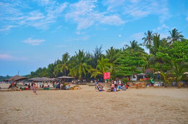 Chaung Tha, Myanmar - 28 Şubat 2018: Yerli halk ve turistler rahat kum plaj yemyeşil shady avuç, 28 Şubat Chaung Tha içinde tadını çıkarın.