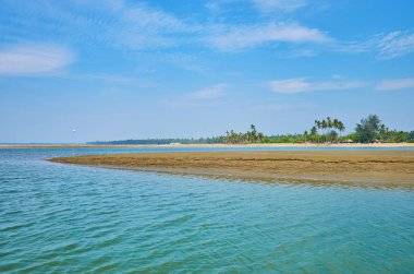 Dar arazi tükürük river'ın Haliç, Bengal Körfezi Chaung Tha turistik köyü, Myanmar ulaşan tuzlu suları çevrilidir.