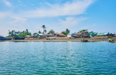 Gecekondu ve Chaung Tha balıkçı köyü, Bengal Körfezi, Myanmar yanındaki Kangy river Haliç kıyısında bulunan kulübe.