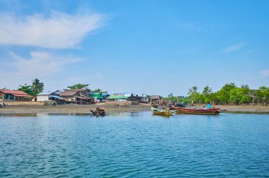 Chaung Tha, Myanmar - 28 Şubat 2018: Geniş Kangy nehir sahil Bengal Körfezi köyleri ayıran, 28 Şubat Chaung Tha içinde onun banka Chaung bu eski kulübe streç.