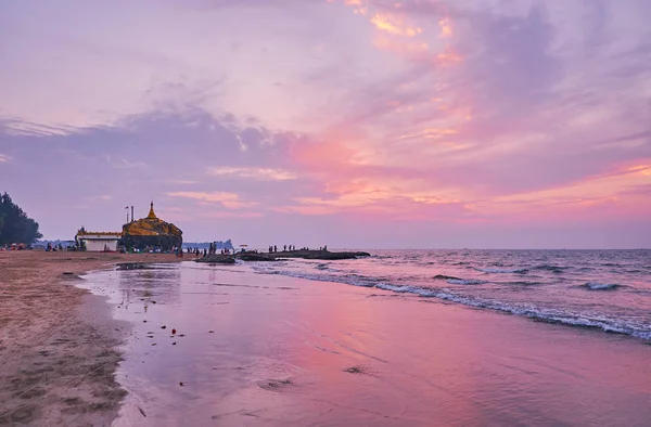 Vista Sobre Pagode Kyauk Hto Dourado Praia Pôr Sol Chaung — Fotografia de Stock