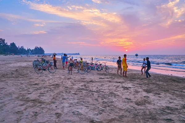 Chaung Tha Mianmar Fevereiro 2018 Grupo Adolescentes Joga Chinlone Bola — Fotografia de Stock