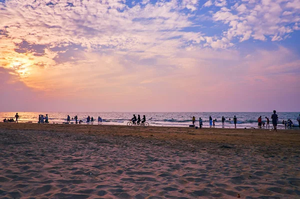 Praia Areia Baía Bengala Com Silhuetas Pessoas Luz Púrpura Pôr — Fotografia de Stock
